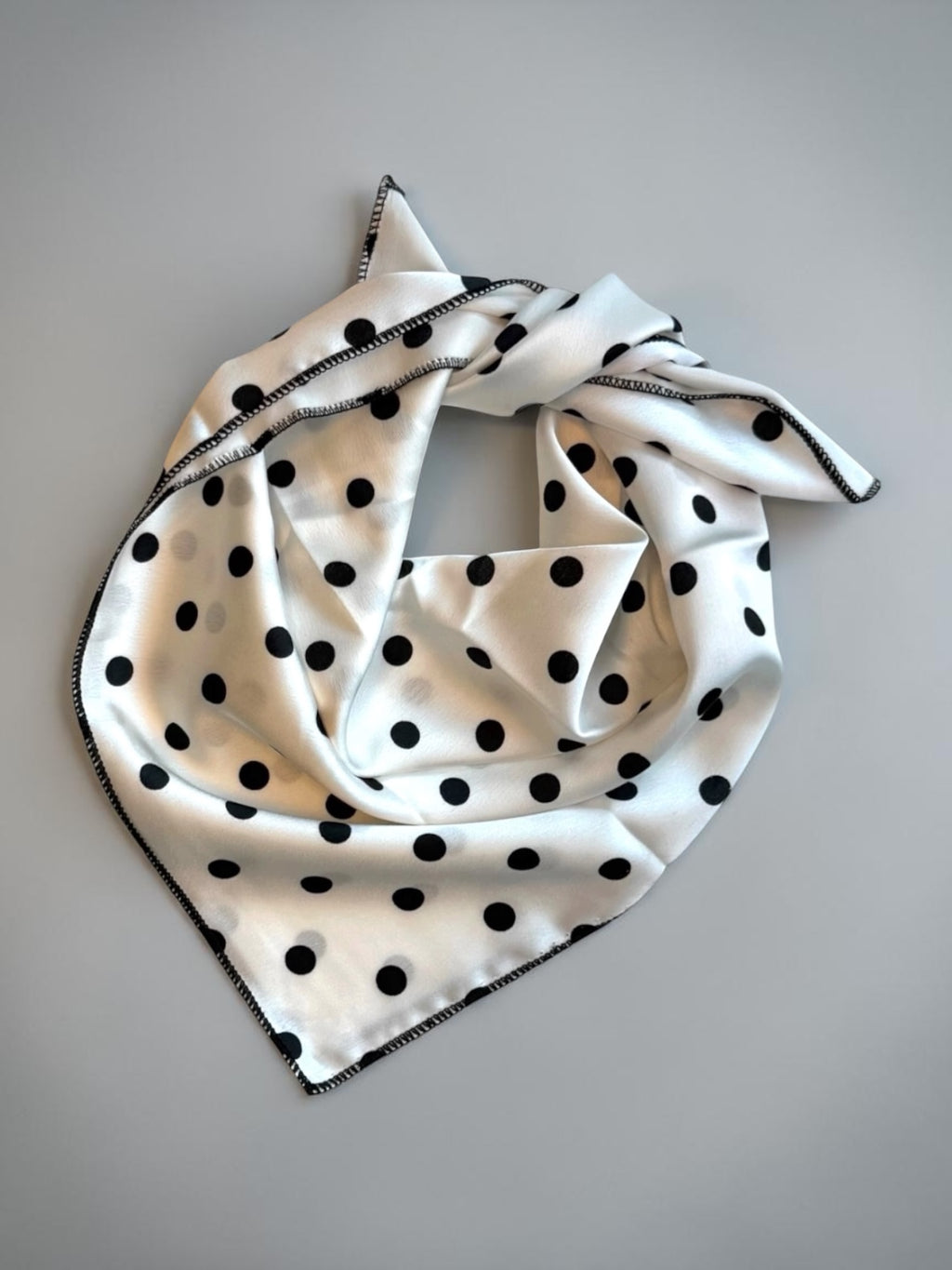 Pañuelo Dots 50x50 cms.