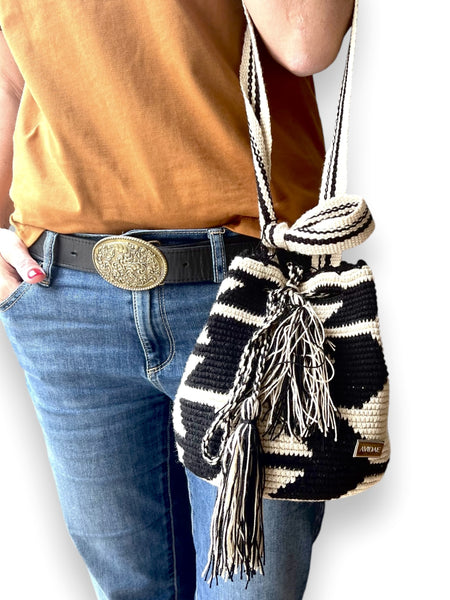 Bolso Wayuu Apshana Zigzag Crudo Negro Mediano