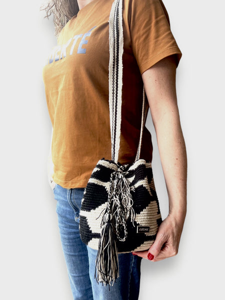 Bolso Wayuu Apshana Zigzag Crudo Negro Mediano