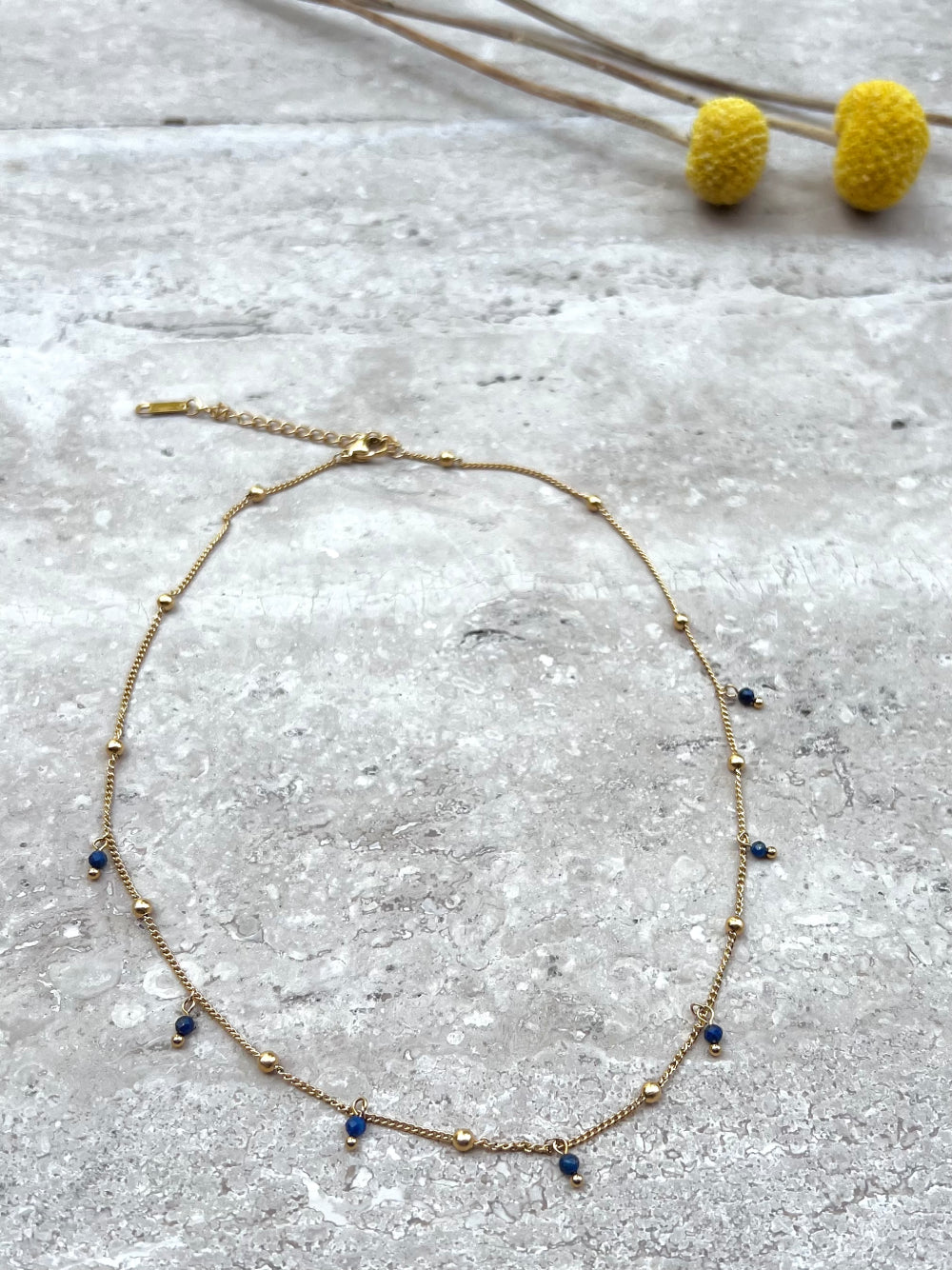 Collar Piedras Beatriz Azul Acero Baño Oro