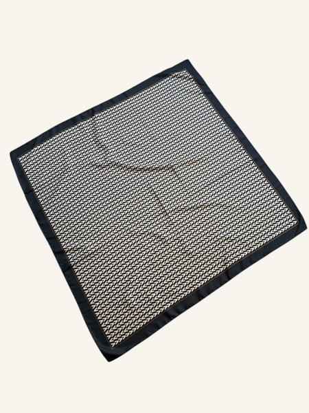 Pañuelo V Tostado Negro 90x90 cms.